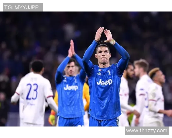 球迷疯狂冲场内夺C罗球衣欧冠赛场上演奇葩一幕 球迷疯狂冲场内夺C罗球衣欧冠赛场上演奇葩一幕